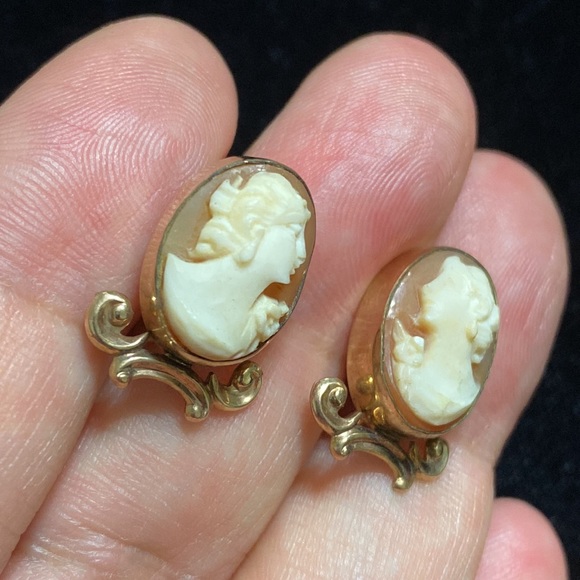 🖤Vtg💕12KGF VanDell Cameo clip earrings - Picture 1 of 10